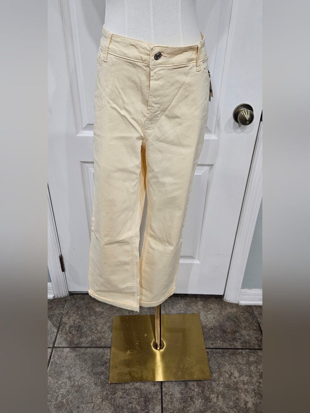 Kensie Cream Cropped Straight Ankle Pants